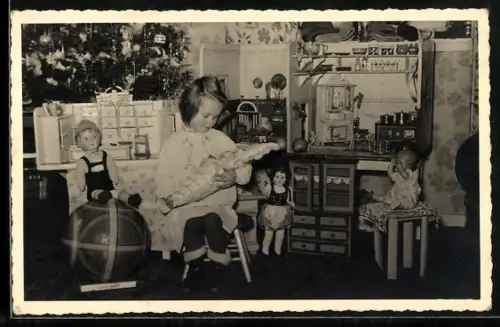 Foto-AK Kleines Mädchen spielt mit Puppen