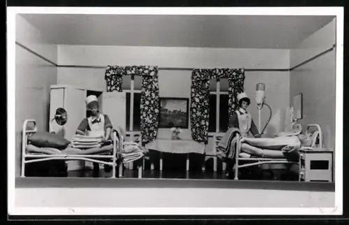 Foto-AK Puppen für Schwesternschülerinnen