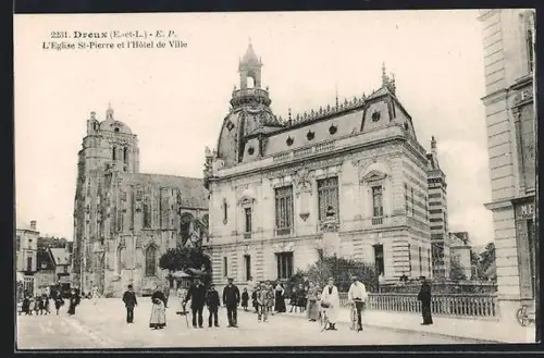 AK Dreux /E.-et-L., L`Église St-Pierre et l`Hôtel de Ville