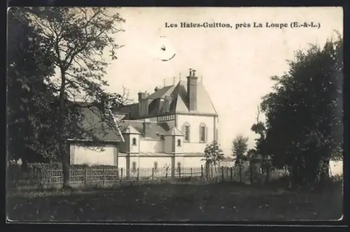 AK Les Hales-Guitton /La Loupe, Vue de la maison entourée d`arbres et de clôtures