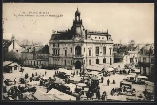 AK Dreux /E.-et-L., La Place Métézeau un jour de marché jeudi
