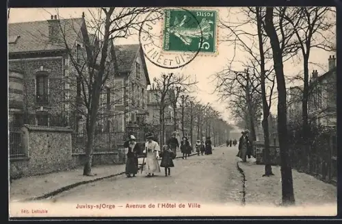 AK Juvisy-s /Orge, Avenue de l`Hôtel de Ville avec passants et maisons élégantes