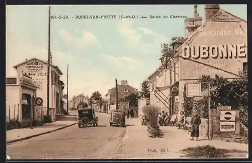 AK Bures-sur-Yvette /S.-et-O., Route de Chartres avec voitures et café animé