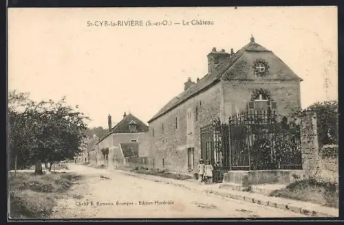 AK St-Cyr-la-Rivière /S.-et-O., Le Château et la rue adjacente