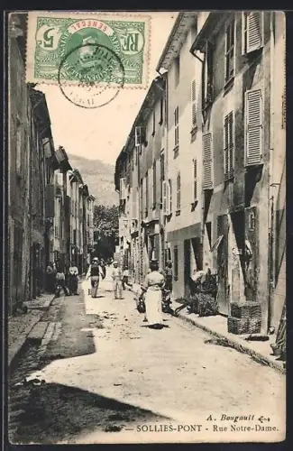 AK Solliès-Pont, Rue Notre-Dame animée avec habitants en tenue d`époque