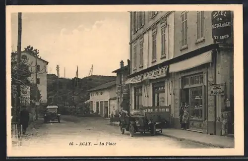 AK Agay, La Place avec voitures anciennes et commerces