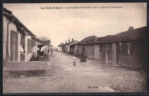 AK Les Salins-d`Hyères /Var, Quartier Pentagone, rue avec maisons et habitants