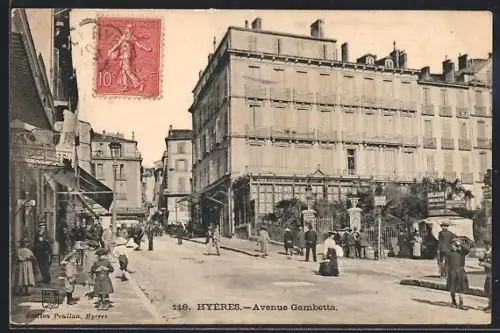 AK Hyères, Avenue Gambetta animée avec passants et bâtiments historiques
