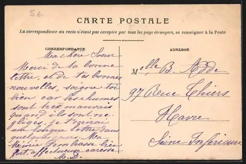 AK Hyères, Avenue Gambetta animée avec passants et bâtiments historiques