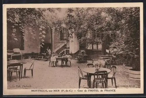AK Montreuil-sur-Mer /P.-de-C., Cour de l`Hôtel de France