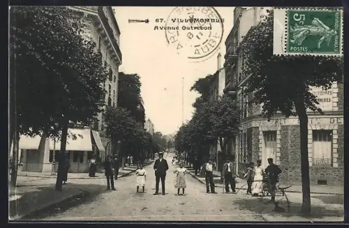 AK Villemomble, Avenue Outrebon animée avec habitants et bâtiments