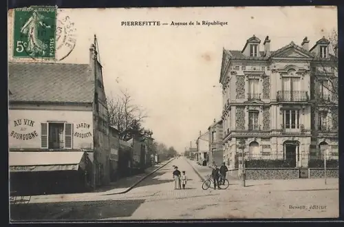 AK Pierrefitte, Avenue de la République avec cafés et passants