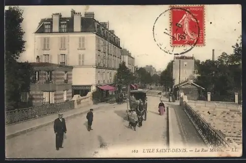 AK L`Île-Saint-Denis, La Rue Méchin avec passants et calèche