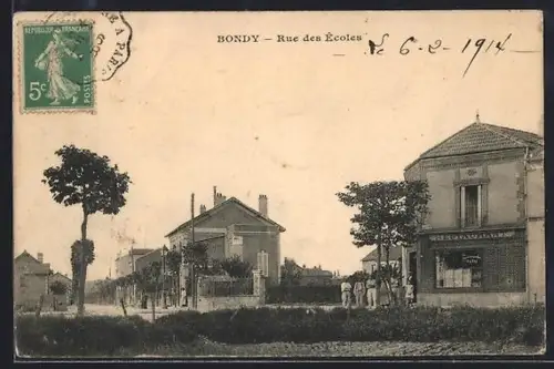 AK Bondy, Rue des Écoles avec bâtiments et groupe de personnes