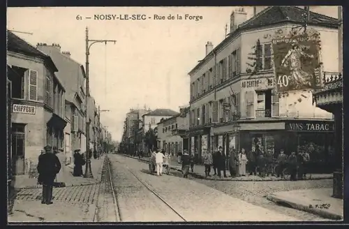 AK Noisy-le-Sec, Rue de la Forge animée avec commercants et passants