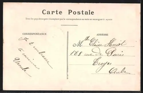 AK Rosny-sous-Bois, Rue de Nogent animée avec passants et bâtiments en pierre