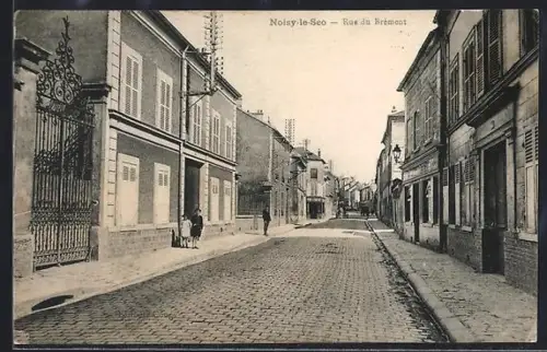AK Noisy-le-Sec, Rue du Brément animée avec passants et maisons anciennes