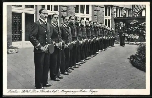 AK Berlin-Tiergarten, Hotel Der Fürstenhof, Morgenappell der Pagen