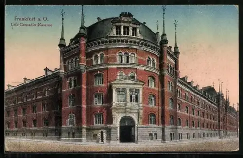 AK Frankfurt a. O., Leib-Grenadier-Kaserne, Strassenansicht