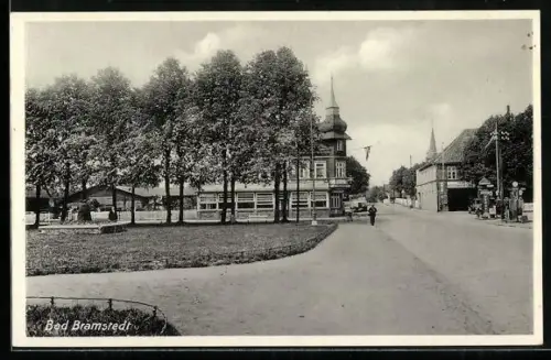 AK Bad Bramstedt, Strassenszene mit Passanten