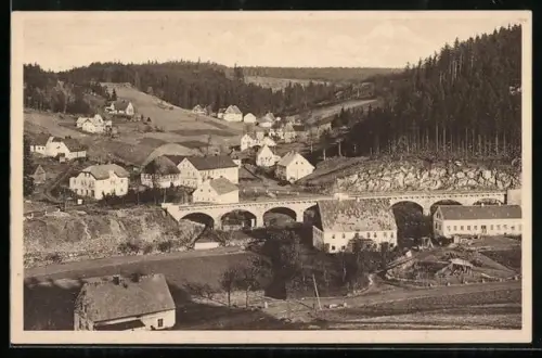AK Oberlochmühle, Ortsansicht mit Brücke und umliegenden Häusern