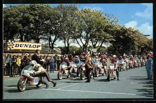 AK T. T. Races, Motorradrennen mit Dunlop-Logo im Hintergrund