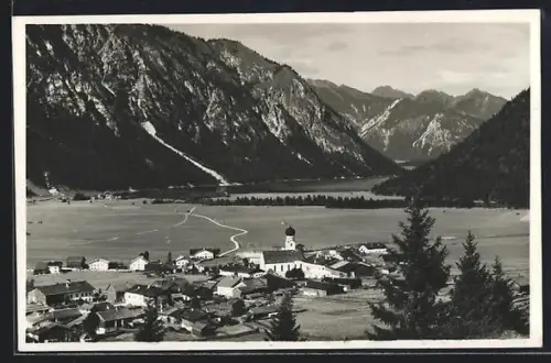 AK Heiterwang in Tirol, Teilansicht mit Kirche gegen Heiterwanger und Pansee