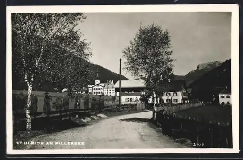 AK St. Ulrich am Pillersee, Strasse zum Ortseingang