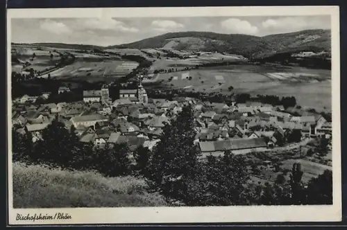AK Bischofsheim /Rhön, Ortsansicht mit umliegender Landschaft