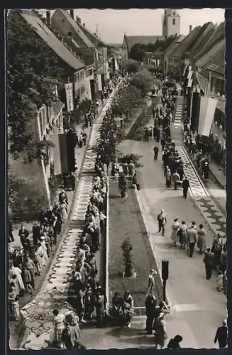 AK Hüfingen /Schwarzwald, Festzug in der Hauptstrasse mit Blick zur Kirche