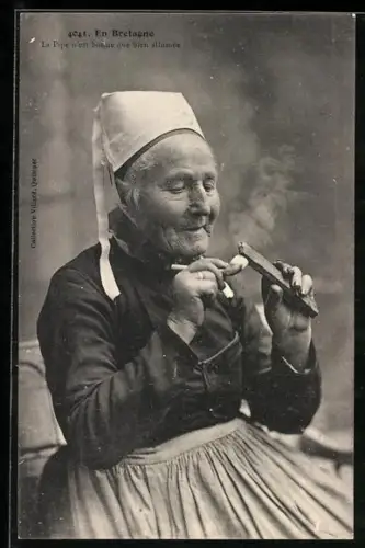 AK En Bretagne, Ältere Frau mit Tabakspfeife