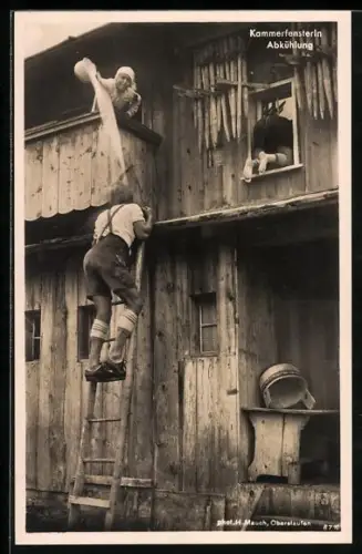 AK bayerische Männer in Lederhosen beim Kammerfensterln mit Abkühlung