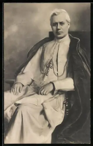 AK Papst Pius X. mit Kreuz-Kette und Mantel in einem Sessel sitzend