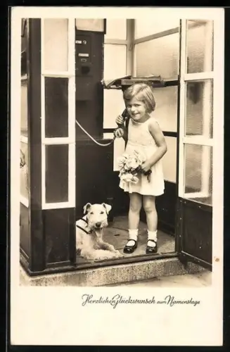 AK Mädchen in der Telefonzelle mit Terrier