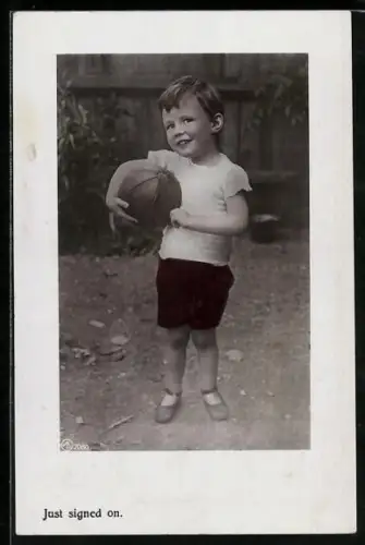AK Just signed on, Junge hält einen Fussball