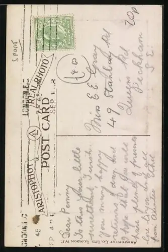 AK Just signed on, Junge hält einen Fussball