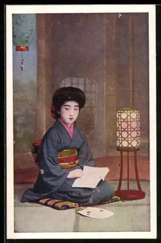 AK Geisha im Kimono bei der Lektüre