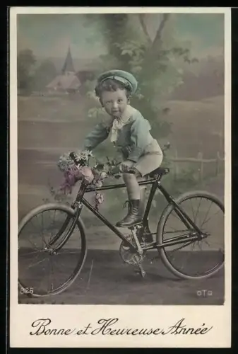 AK kleiner Junge auf Blumen-geschmücktem Fahrrad