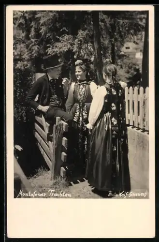 AK Junge Männer und Frauen tragen Montafoner Trachten