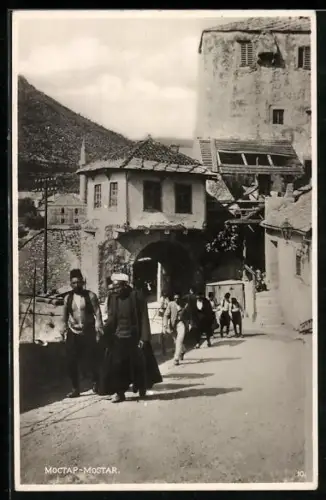 AK Mostar, Einwohner auf einer Strasse
