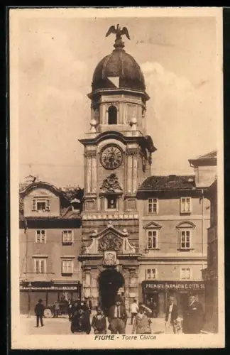 AK Fiume, Torre Civica, Strassenpartie mit Geschäften und Passanten