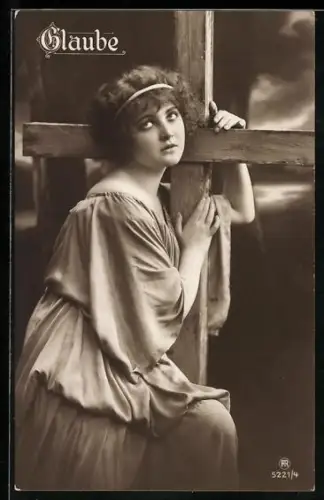 AK junge Frau lehnt sich an ein Kreuz, Glaube, Allegorie