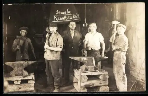 Foto-AK Wurzen, Mitarbeiter einer Schmiede für Kanalbau in Arbeitsmonturen mit Hämmern und Ambossen