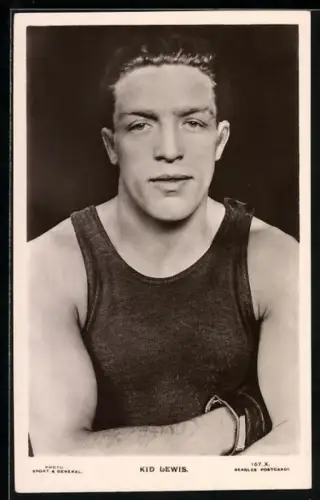 AK Boxer Kid Lweis im Achselhemd mit Hoxhandschuhen