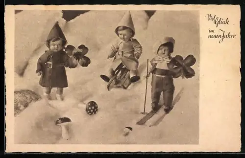 AK Viel Glück im neuen Jahre, Käthe Kruse-Puppen mit Skiern und Schlitten