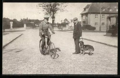AK Blindenführhund mach seinen Herrn aufmerksam