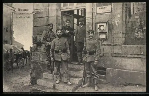 AK Thiaucourt, Bürgermeisterei und Wachtlokal, eine Gruppe Soldaten