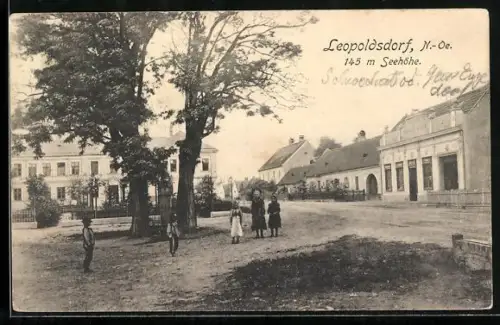 AK Leopoldsdorf /N.-Oe., Handlung des Ferdinand Berger mit Strassenpartie