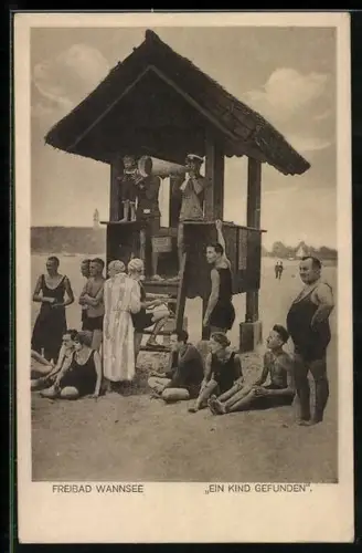 AK Berlin-Wannsee, Strandbad, Ein Kind gefunden, Badeaufsicht mit Megaphon, Badegäste
