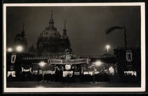 Foto-AK Berlin, Berliner Weihnachtsmarkt im Lustgarten am Abend, Eingang, Wappen, 1936
